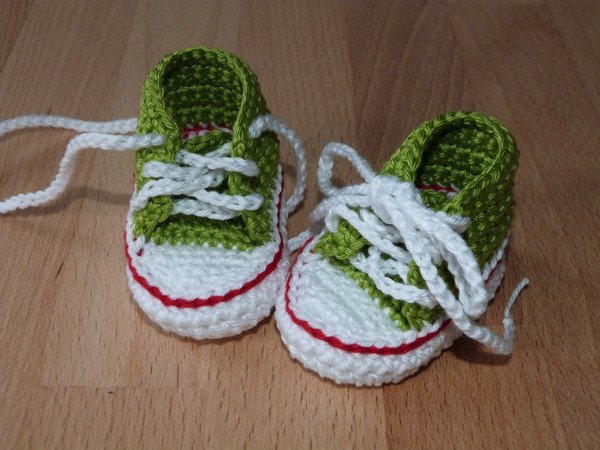 crochet-pattern-for-lovely-doll-039-s-trainers-600x450